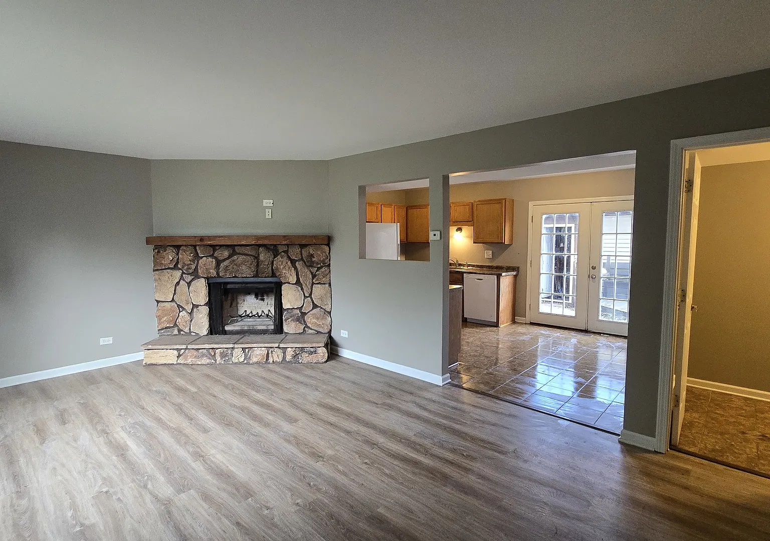 3 bed, 1.5 bath, 1188 sqft, $2,300 — Photo 3