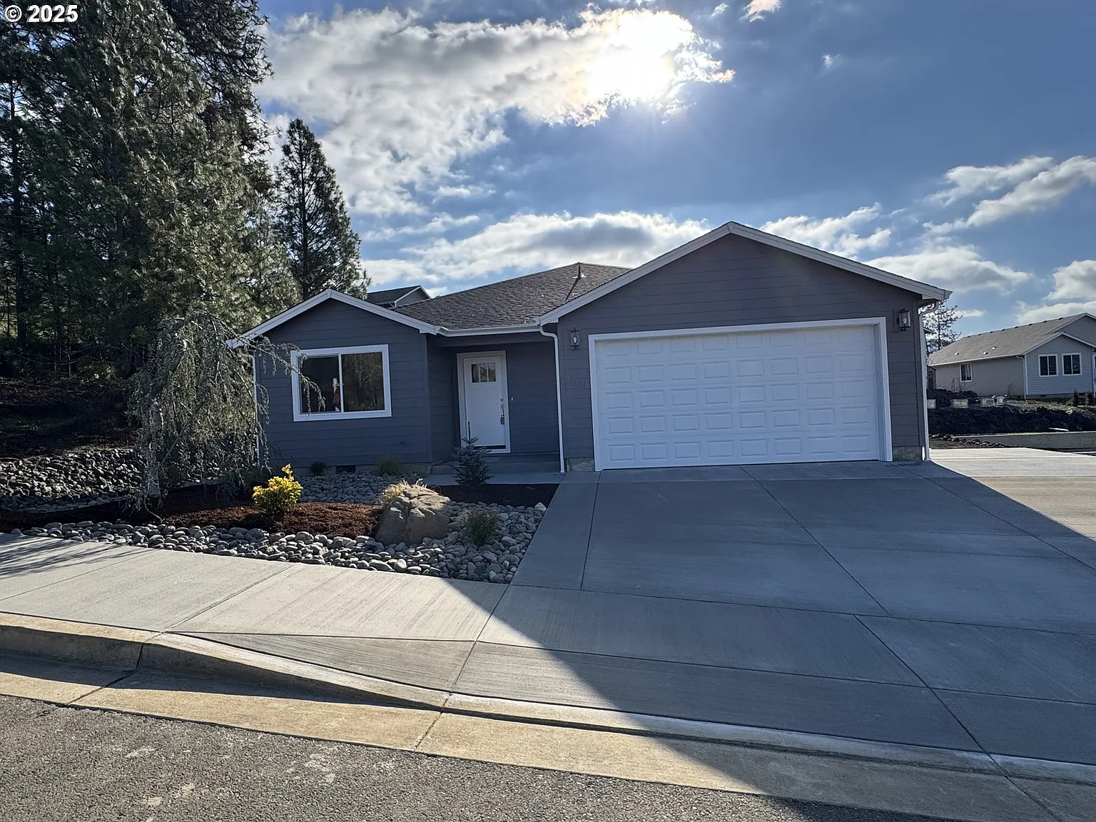 1332 NE Simpson Ln photo 1