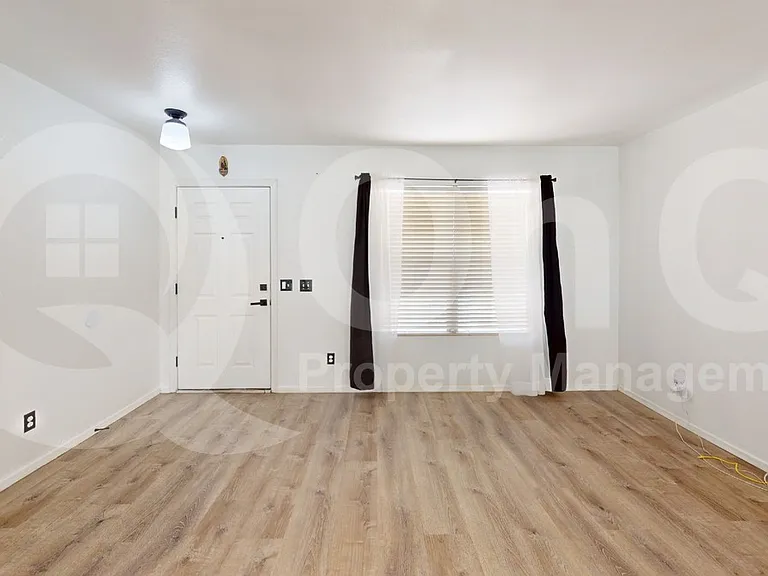 2735 E Liverpool Dr — Photo 4