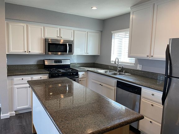 3rd image of 11218 Oxnard St APT 2