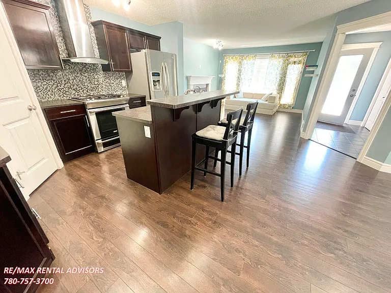 2429 Austin Cres SW — Photo 5