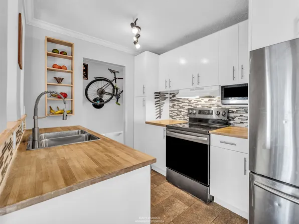 2222 Cambridge St #306, Vancouver, BC V5L 1E6