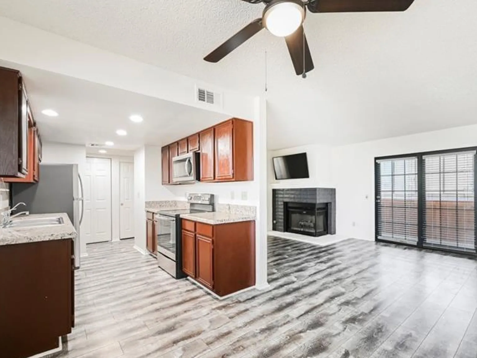 2 bed, 1008 sqft, $1,600 — Photo 1