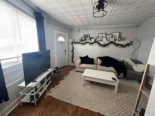 27 Cowan St #1 — Photo 4