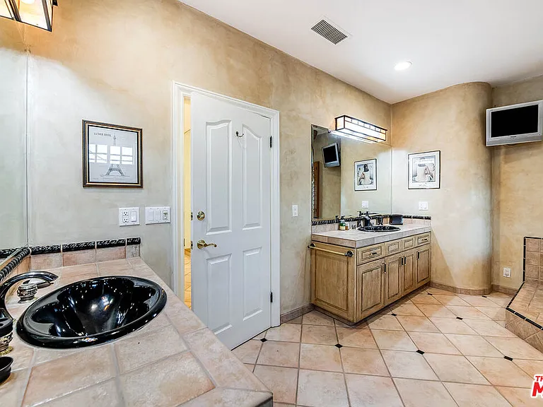 4063 Benedict Canyon Dr — Photo 48