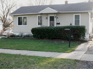 44 Roslyn Rd, Westmont, IL 60559