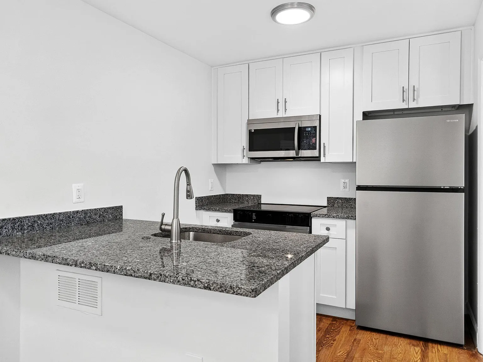 3 bed, 2132 sqft, $3,495 — Photo 4