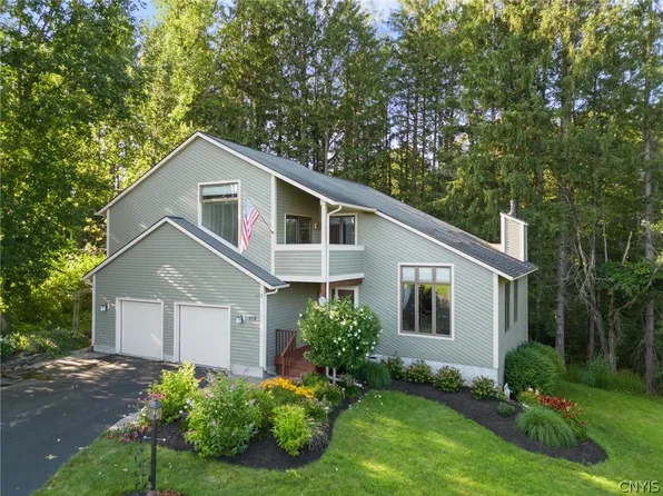 9110 Frenchmans Creek Dr, Phoenix, NY 13135