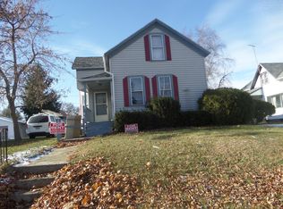 946 N 8th St, Manitowoc, WI 54220