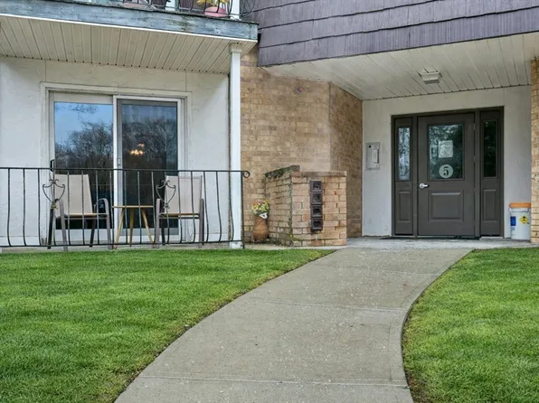 5 Shadowbrook Ln APT 7, Milford, MA 01757