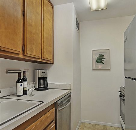 5th image of 7 E 14th St APT 1404