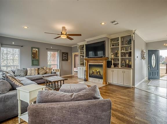 3rd image of 738 Alexander Ln