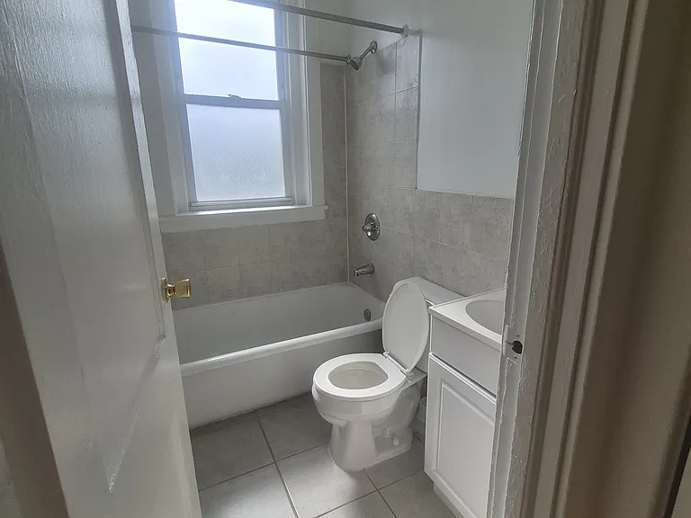 Kings Manor Apartments — Photo 13