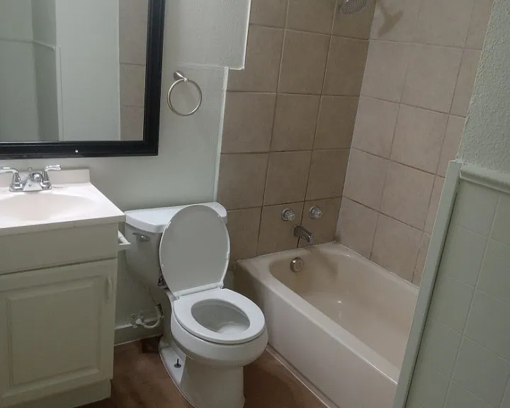 2908 Templeton St — Photo 2