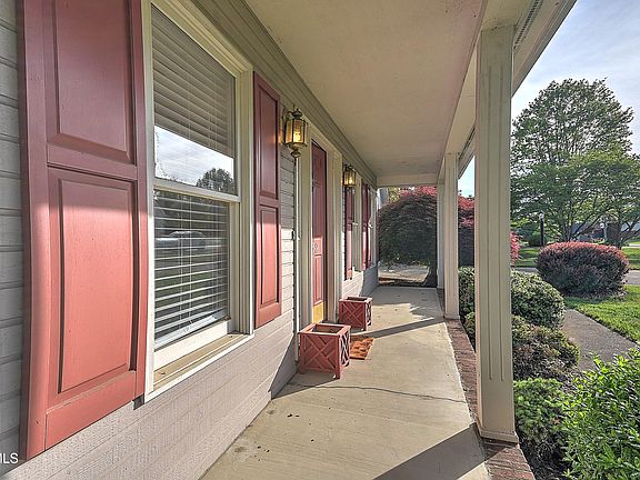 5th image of 332 Chesterfield Dr