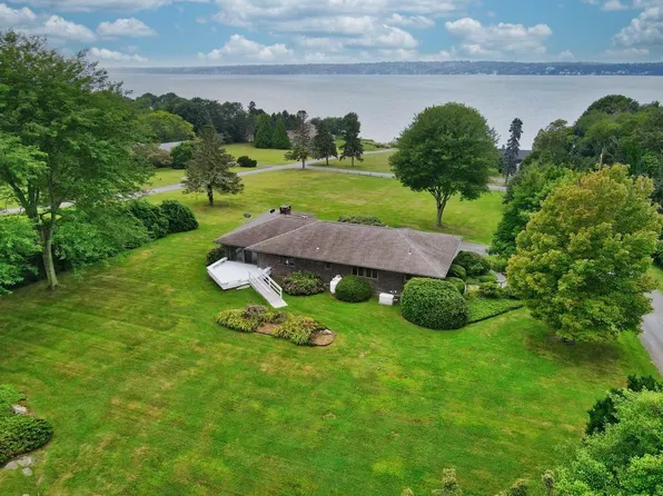 84 Laura Ln, Tiverton, RI 02878