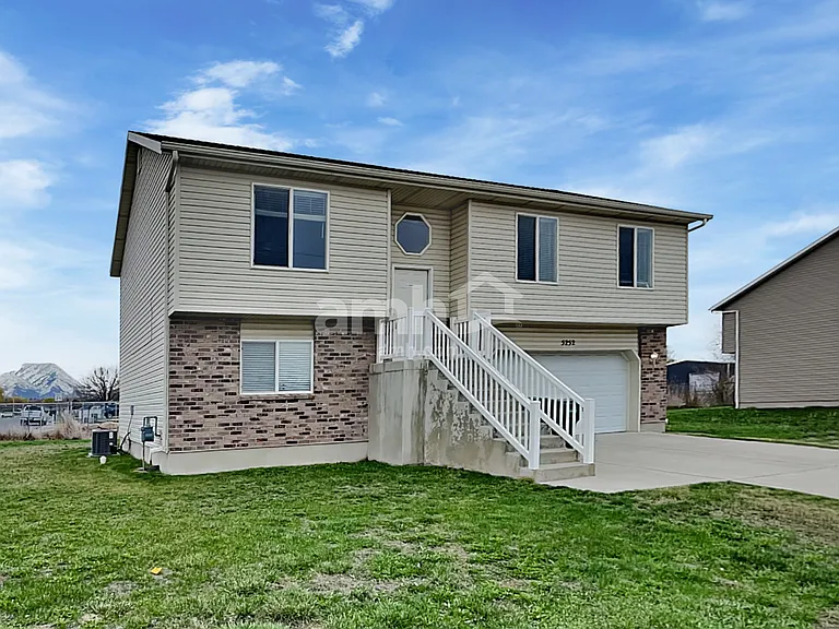 5252 S 4300 W — Photo 1