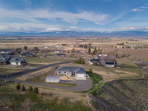 2nd image of 480 Edgemont Loop Road