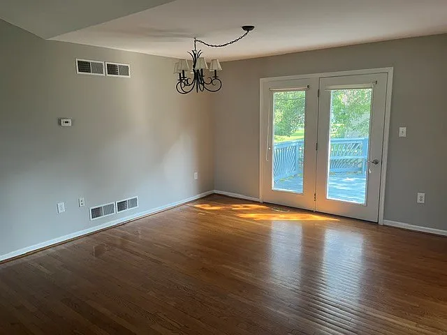 121 Amherst Ln — Photo 4