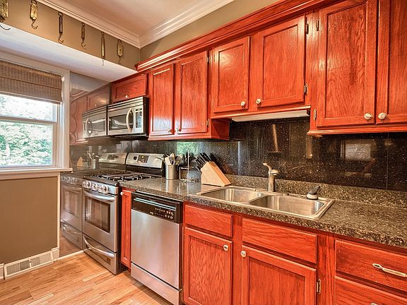 3rd image of 9641 Twincrest Dr