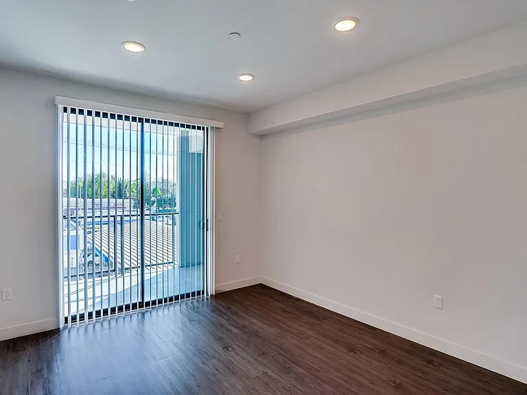 6015 Woodman Ave #201 — Photo 11