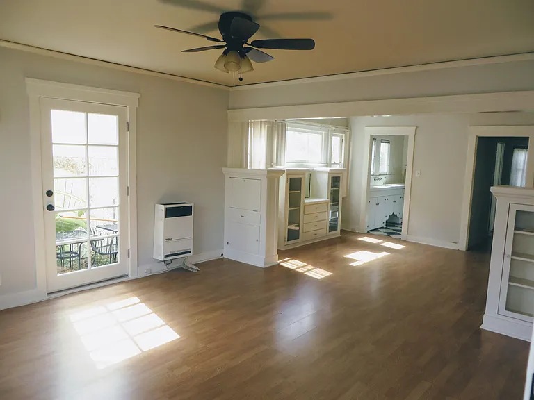 4628 Prospect Ave — Photo 2
