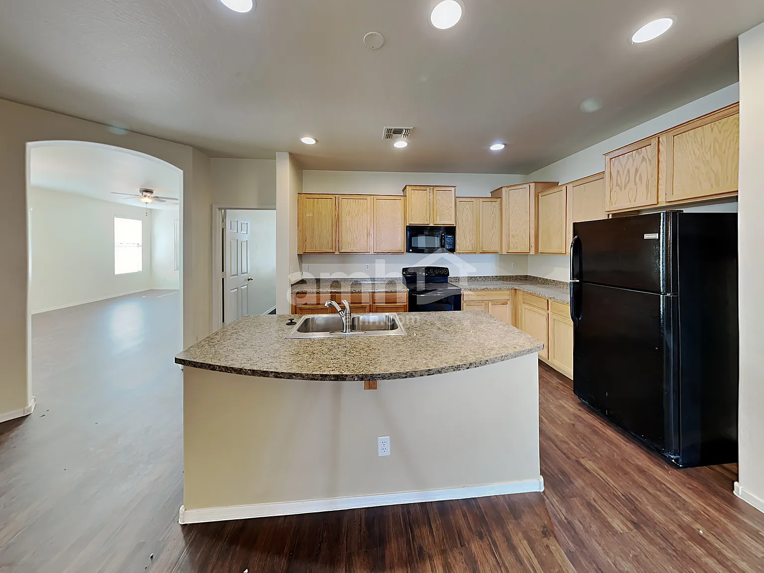 4 bed, 2.0 bath, 2348 sqft, $2,195 — Photo 3