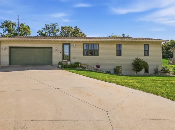 738 Walnut Ridge St, Peosta, IA 52068