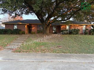 816 Summit Dr, Desoto, TX 75115