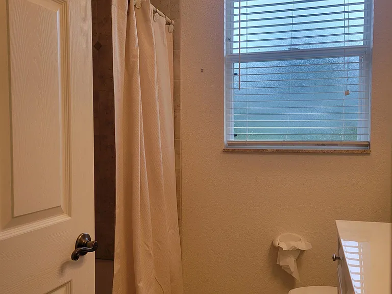 Bath 2 (Hallway)