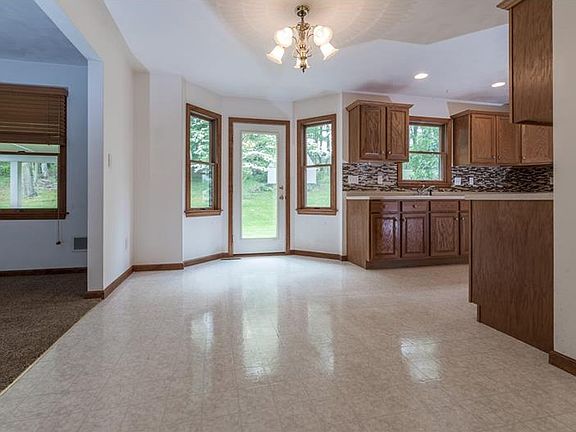 5th image of 130 Kilarney Dr