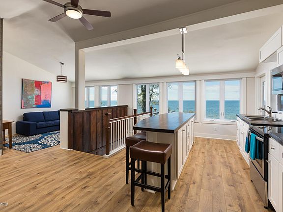 5th image of 284 Lakeshore Dr