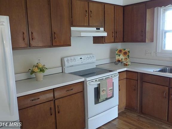 5th image of 726 N Amelia St