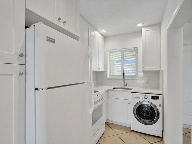 2311 NE 36th St #2F — Photo 6