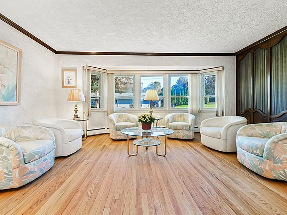 4th image of 11 Lenroc Dr