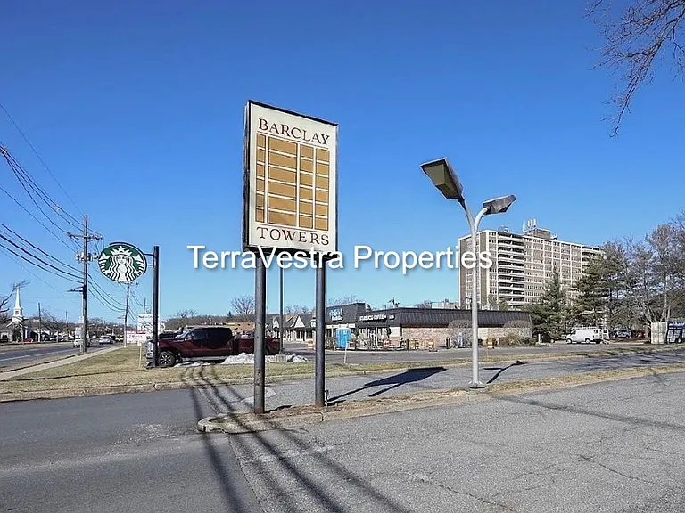 1003 Barclay Towers — Photo 21