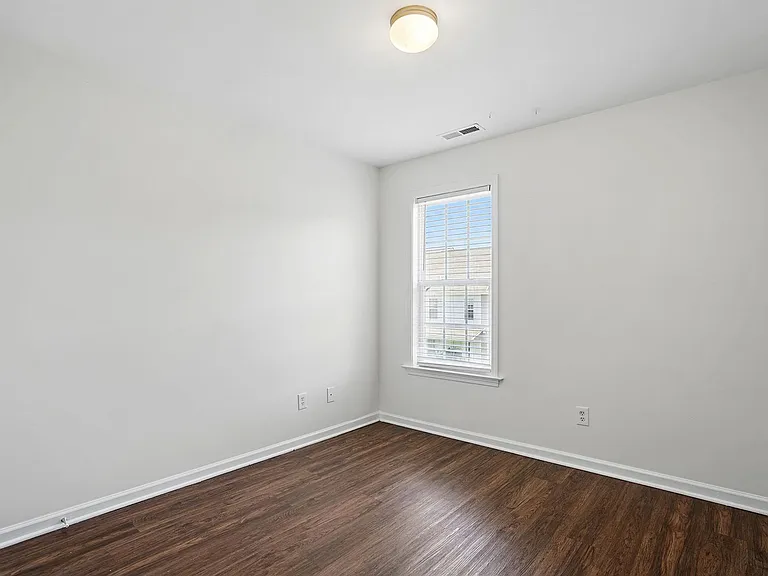 401 Whitehall Ct — Photo 14