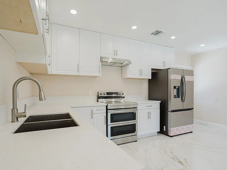 6550 Beeman Ave — Photo 13