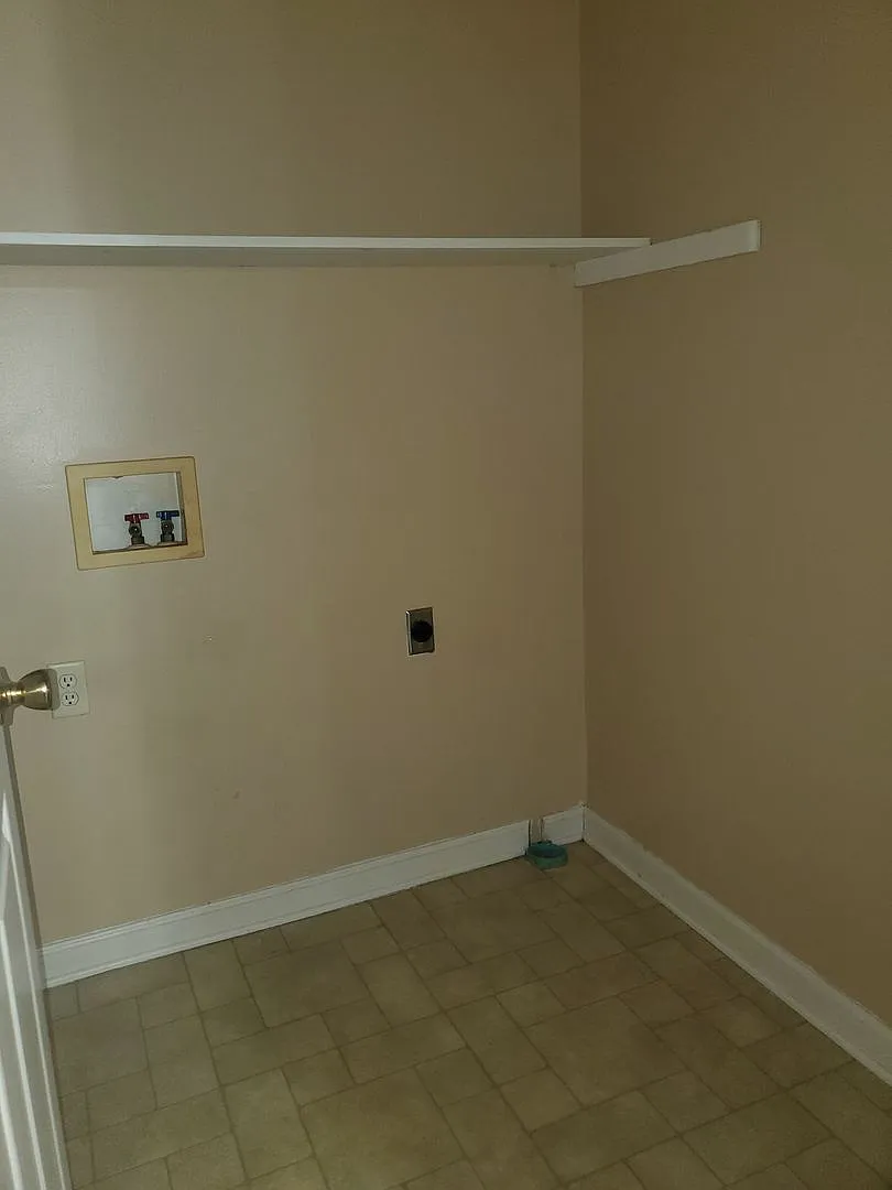 Henderson Road 8 Plex Apartments — Photo 3