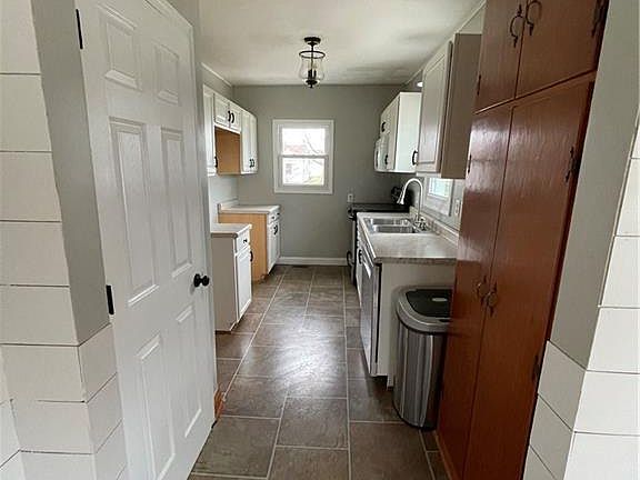 3rd image of 517 E Broadway St