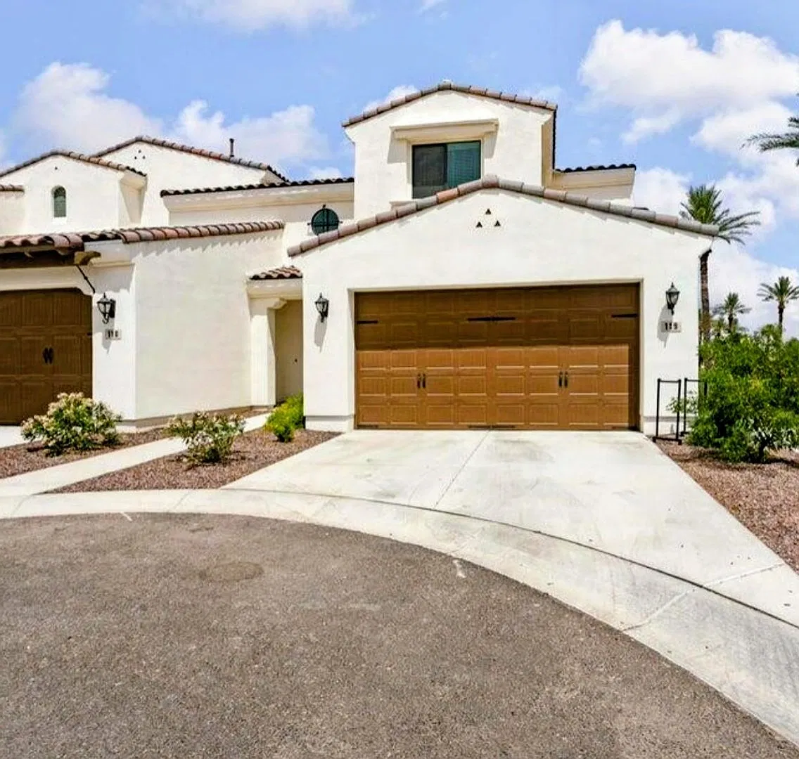 Welcome Home! This beautiful Luxurious Home won't last long! — Photo 1