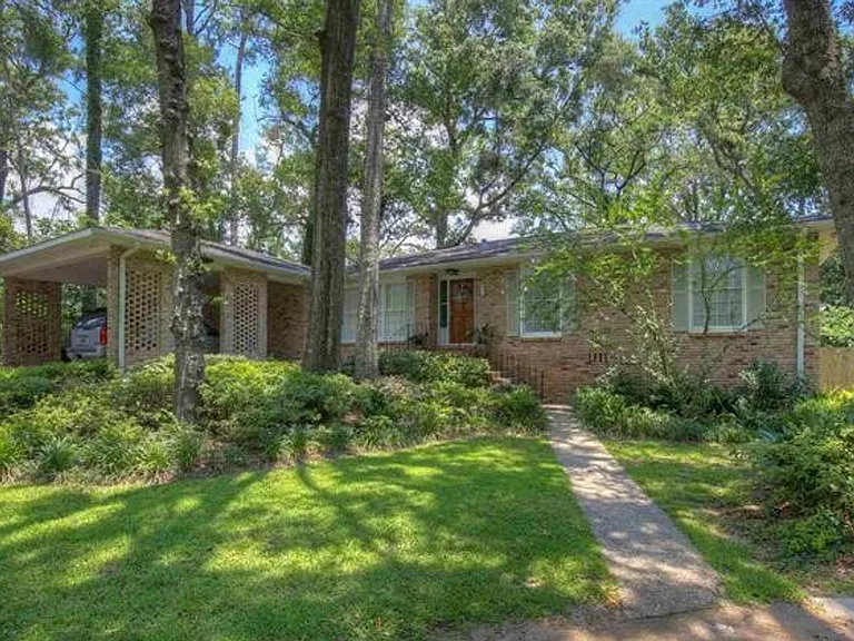 453 Ivy Cir — Photo 1