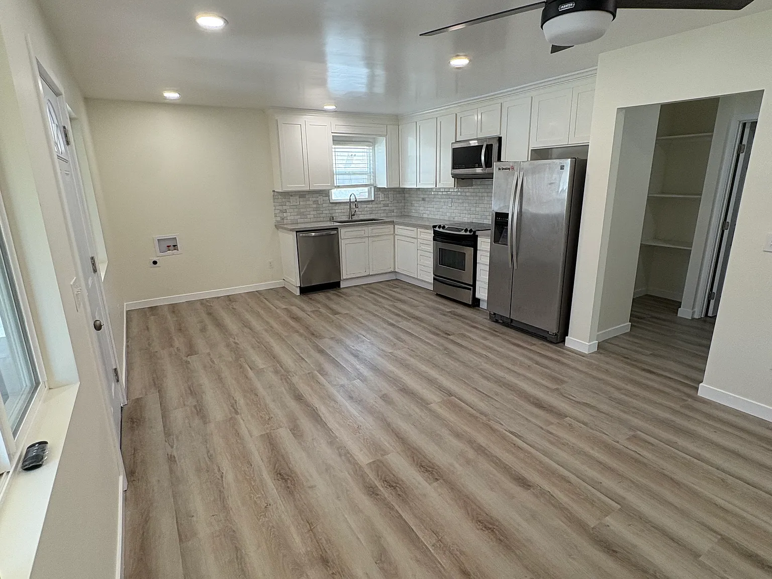 3 bed, 900 sqft, $3,800 — Photo 3