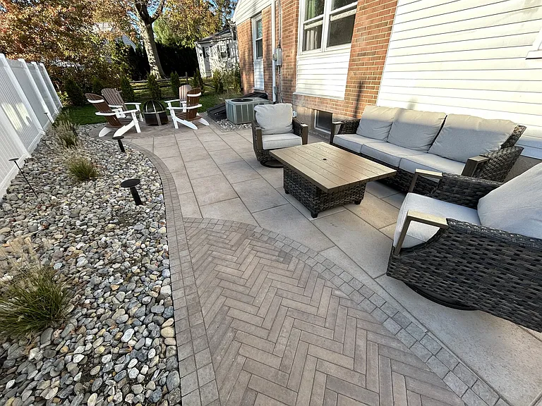 Maplewood Dr — Photo 33