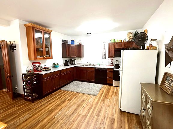 3rd image of 108 E Amelia St