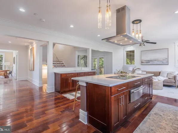 9715 Singleton Dr, Bethesda, MD 20817