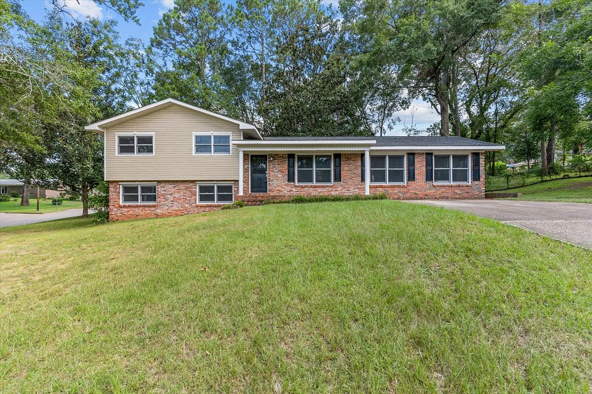 6 bed, 3.0 bath, 2250 sqft, $2,250 — Photo 1
