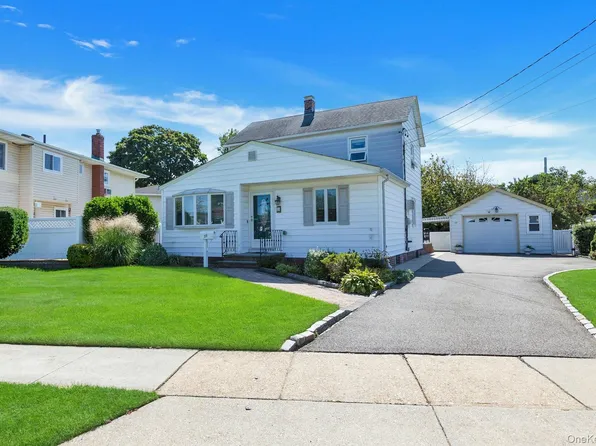 59 11th Street, Hicksville, NY 11801