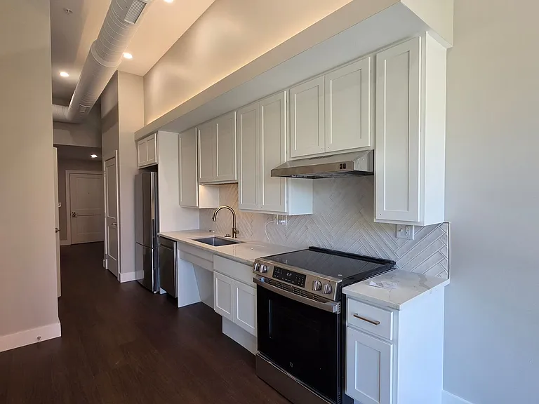 200 E Michigan Ave — Photo 18