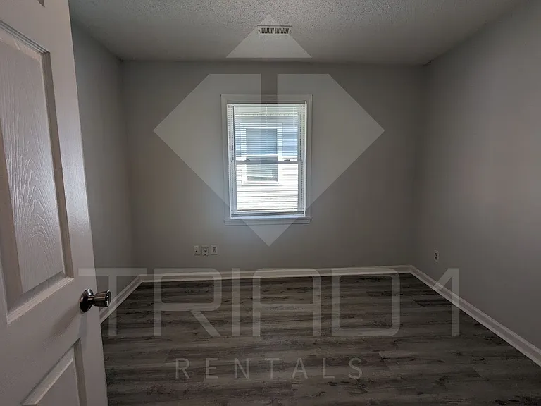 1001 E Bragg St — Photo 18